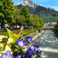 L'office de tourisme de Sallanches recrute un/e conseiller/ère en séjour pour la saison d'été 2023 ! Contrat saisonnier de mi-juin à mi-septembre. ☀

Responsabilités ✅
Sous la responsabilité de la Responsable accueil et au sein d'une équipe dynamique, vous aurez en charge les missions liées à l'activité saisonnière de l'office, dans le respect des critères de la Marque Qualité Tourisme.
Accueil et information physique et téléphonique des visiteurs, en français et langues étrangères (anglais courant obligatoire + autre langue bienvenue). 

Promotion de l'offre touristique de Sallanches et de l’ensemble du pays du Mont-Blanc.
Vente de prestations (activités, billetteries etc.) et produits de la boutique (cartes, livres, goodies, produits locaux divers).
Participation à la gestion de l'espace accueil (mise à jour des informations, mise à disposition des documentations, ouverture et fermeture de l’accueil) via une attitude ouverte et positive.
Tenue à jour et saisie de l'information touristique sur les différents outils numériques.
Gestion des encaissements liés aux activités, produits et services commercialisés par l'office.
Recueil des suggestions et réclamations des visiteurs en assurant une bonne communication de ces éléments au service concerné.
Tenue à jour des tableaux de bords, indicateurs, statistiques de fréquentation de nos visiteurs.

Travail certains week-ends et jours fériés. Repos hebdomadaire de 2 jours.

Compétences souhaitées ✅
Connaissance de la région, de ses spécificités et activités ; maîtrise du français et de l'anglais (en complément, autre langue bienvenue) ; à l'aise dans les relations humaines et esprit d'équipe. Maîtrise des logiciels Office, Google et réseaux sociaux. La connaissance de l'outil Apidae est un avantage.
Un goût pour les missions de communication (éditions, réseaux sociaux, promotion digitale et print etc.) est un plus et peut conduire à une mission complémentaire dès septembre.

Envoi CV et LM 📧 direction@sallanches.com

#sallanches #sallanchestourisme #savoiemontblanc #montblanc #destinationmontblanc #montagne #hautesavoie #hautesavoietourisme #sallanchesmontblanc #offredemploi #recrutement