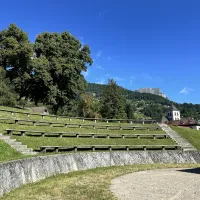 🌿 Venez découvrir le théâtre de verdure à Sallanches ! 🎭

 Idéal pour des soirées d'été magiques sous les étoiles, c’est l’endroit parfait pour se détendre et se divertir en famille ou entre amis.