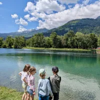 🌊🎣 Après-midi au lac des Ilettes avec les enfants ! 👧🧒

Passez un moment inoubliable en famille au lac ! C’est l’endroit parfait pour s'amuser avec les enfants, profiter de la nature et s’initier à la pêche. 🐟